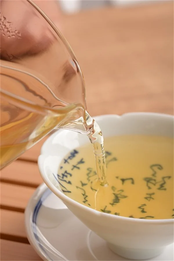 10月のバラにコーヒーかすをまくべき理由と正しい使い方